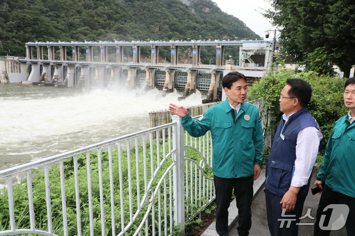 김진태 강원지사는 14일 춘천 의암댐과 산사태 위험지역을 방문해 긴급 점검을 벌였다.&#40;강원도 제공. 재판매 및 DB금지&#41;/뉴스1