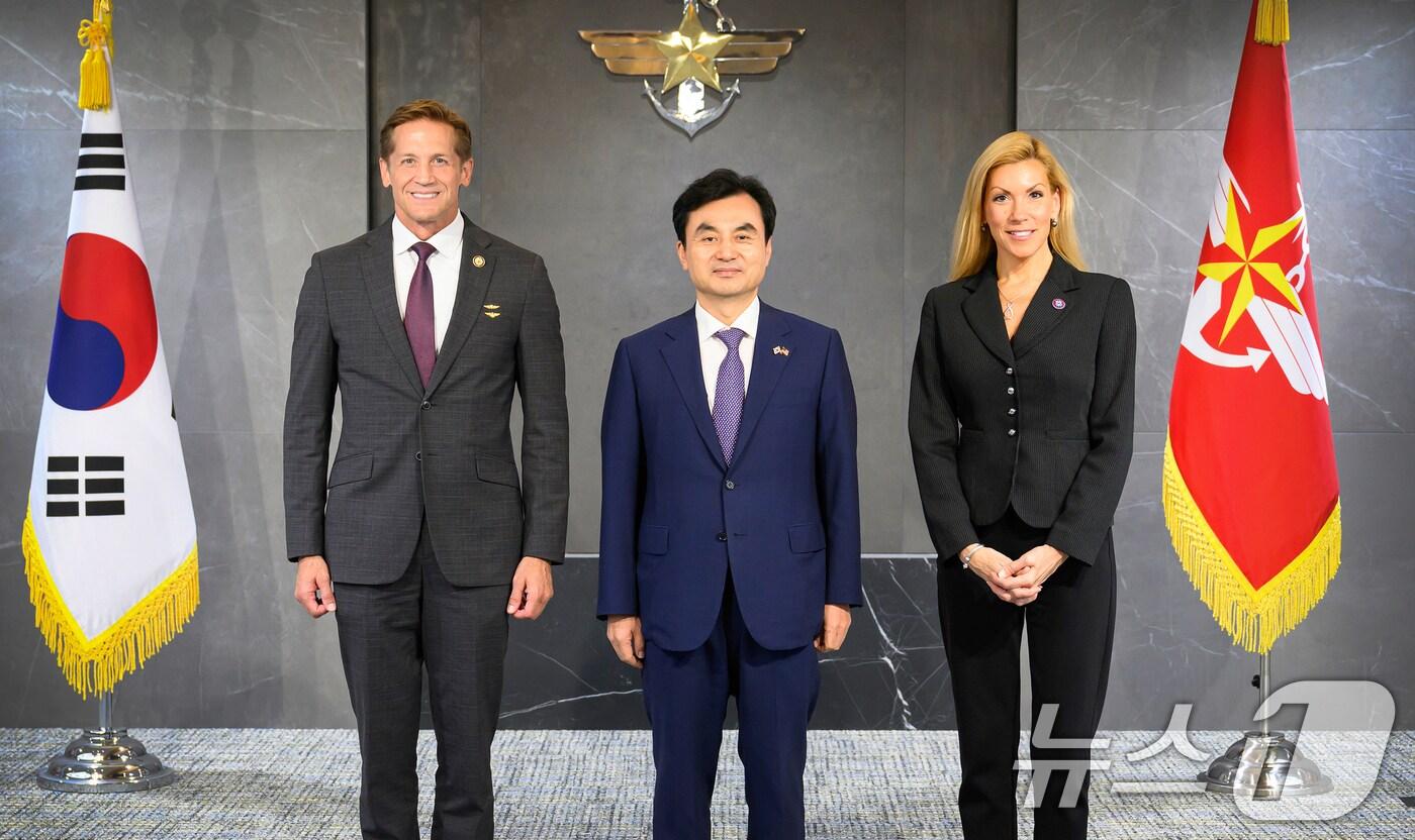 안규백 국방부 장관이 14일 서울 용산구 국방부에서 리차드 맥코믹(왼쪽), 베스 반 듀인 등 2명의 미국 하원의원단과 기념 촬영을 하고 있다. (국방부 제공. 재판매 및 DB 금지) 2025.8.14/뉴스1