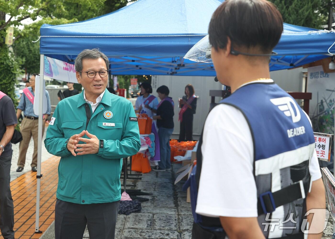본문 이미지 - 김홍규 강원 강릉시장이 14일 오후 강릉대도호부 관아 앞에서 택배, 배달 종사자 등 이동근로자에게 폭염 속 건강관리를 당부하고 있다.(강릉시 제공, 재판매 및 DB 금지) 2025.8.14/뉴스1