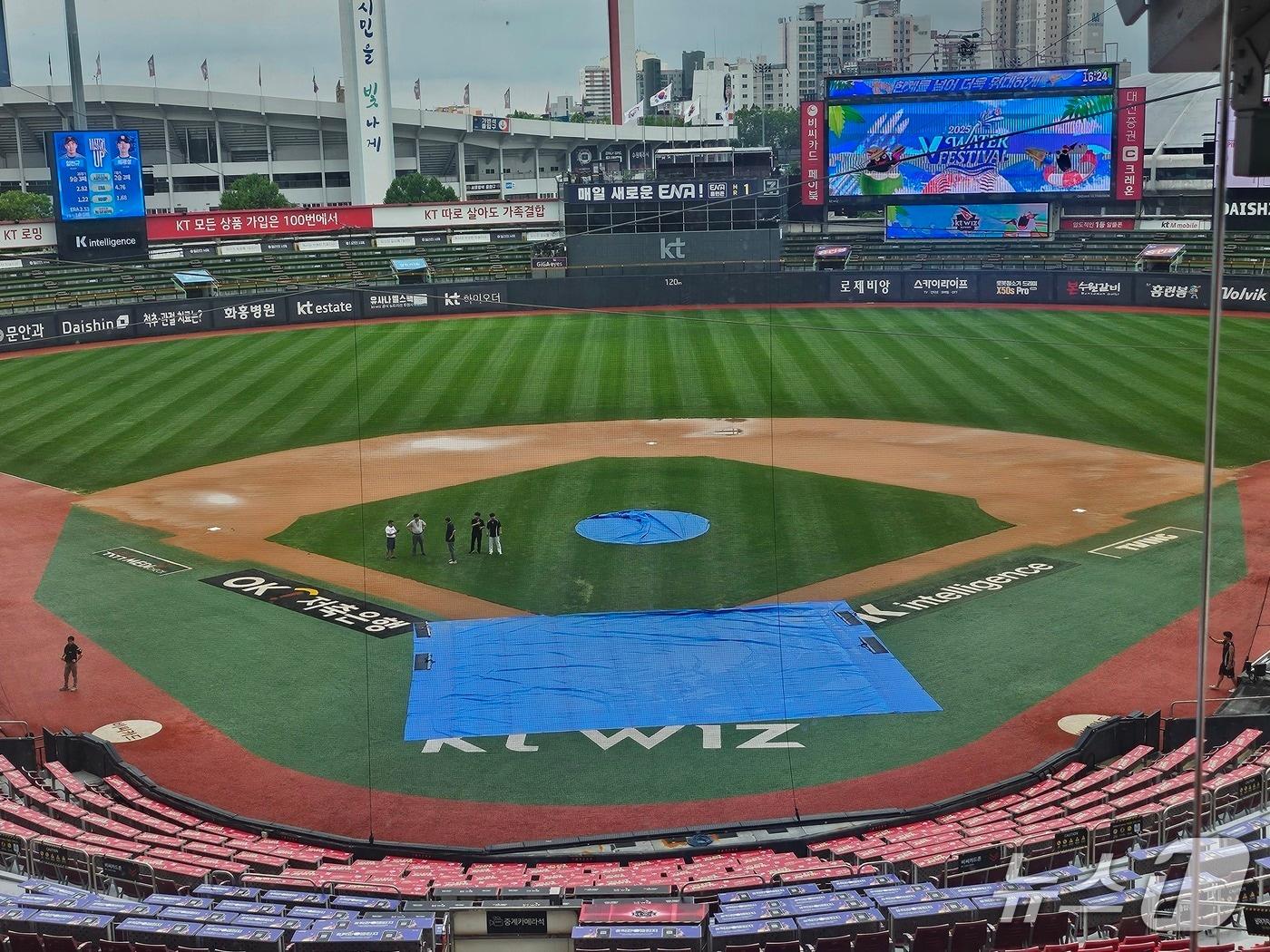 본문 이미지 - 14일 열릴 예정이던 LG-KT의 KBO리그 경기가 그라운드 사정으로 취소됐다. 사진은 14일 내야 곳곳에 비가 고인 수원 케이티위즈파크의 모습. ⓒ News1