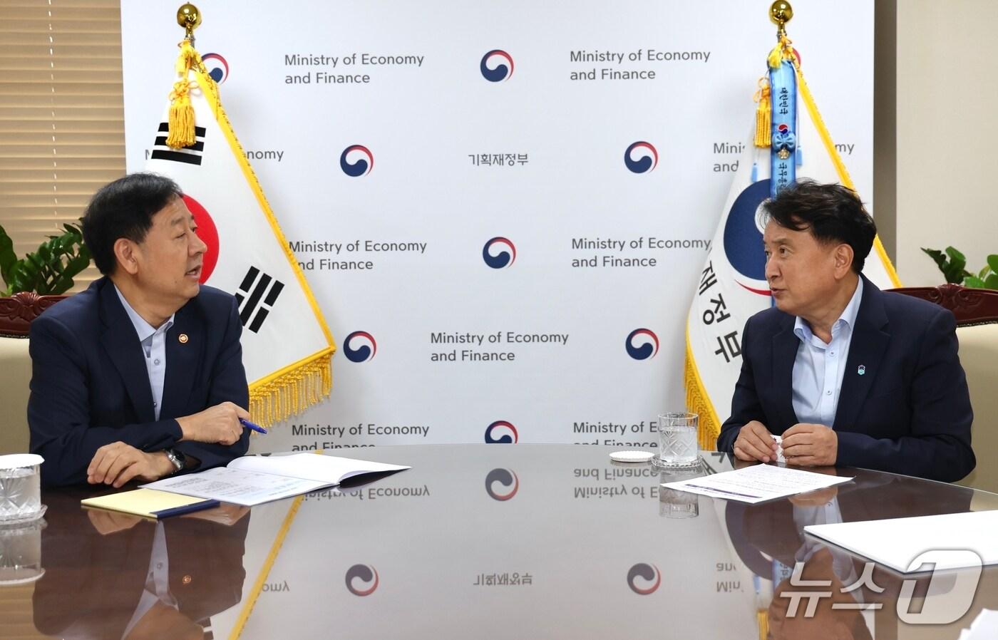 구윤철 경제부총리(왼쪽)에게 국비 지원 요청하는 김영환 충북지사.(도 제공)/뉴스1