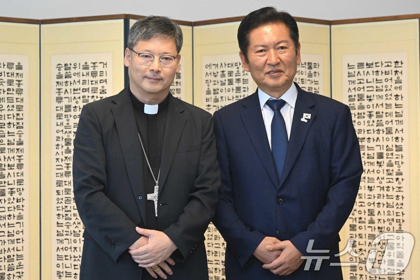 정청래 더불어민주당 대표가 14일 오후 서울 중구 한국천주교서울대교구청에서 서울대교구장 정순택 대주교를 예방하며 기념촬영을 하고 있다. 2025.8.14/뉴스1 ⓒ News1 국회사진기자단