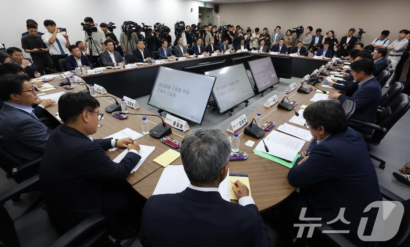 지난 8월 14일 김영훈 고용노동부 장관이 서울 중구 직업능력평가원에서 열린 중대재해 근절을 위한 20대 건설사 CEO 간담회에 참석해 발언하고 있다. &#40;공동취재&#41; 2025.8.14/뉴스1 ⓒ News1 민경석 기자