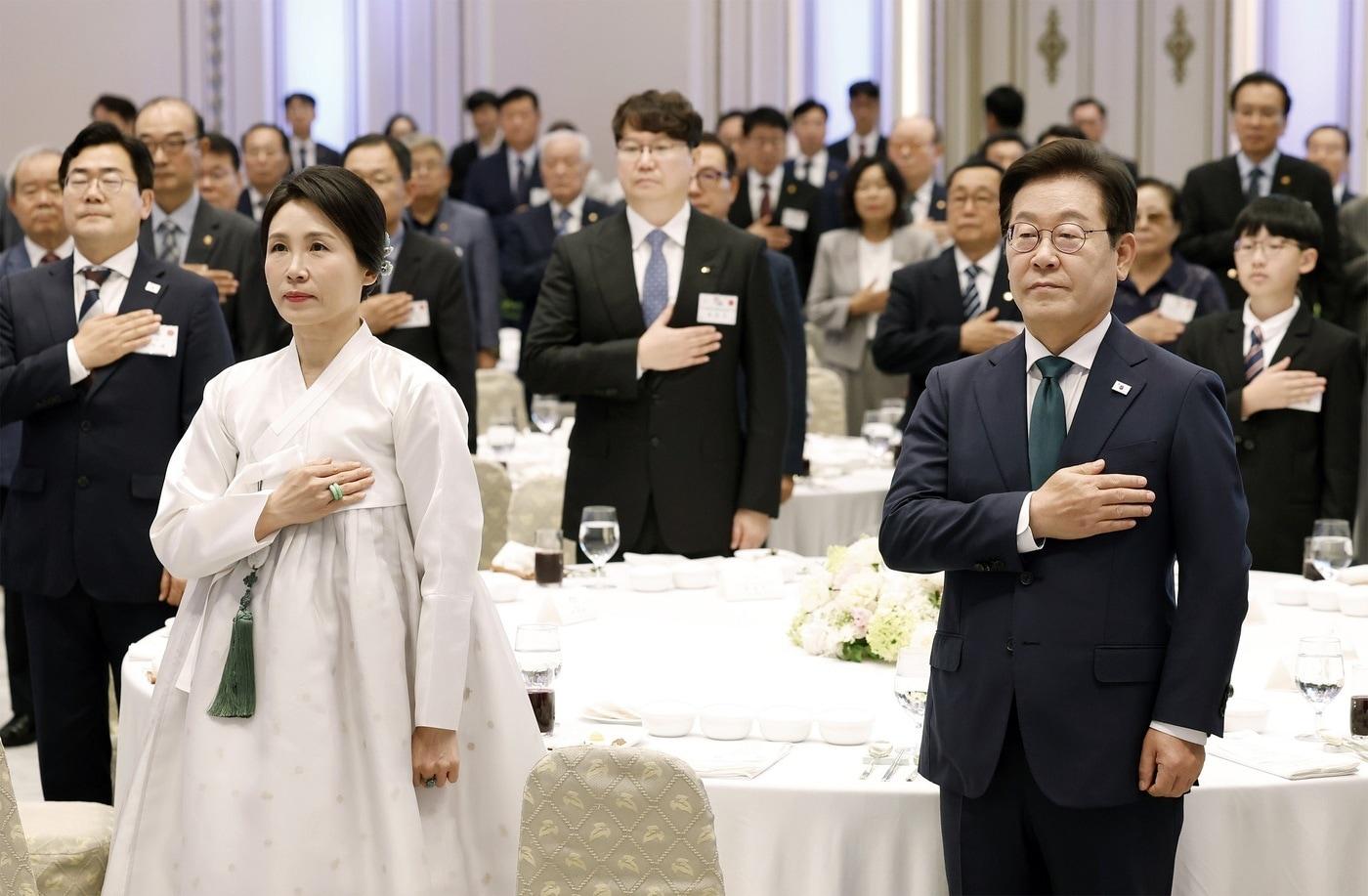 곽동신 한미반도체 회장이(가운데) 14일 청와대 영빈관에서 열린 '광복 80주년, 대통령의 초대' 행사에 참석했다. 이재명 대통령(우), 김혜경 여사(좌).(한미반도체 제공)