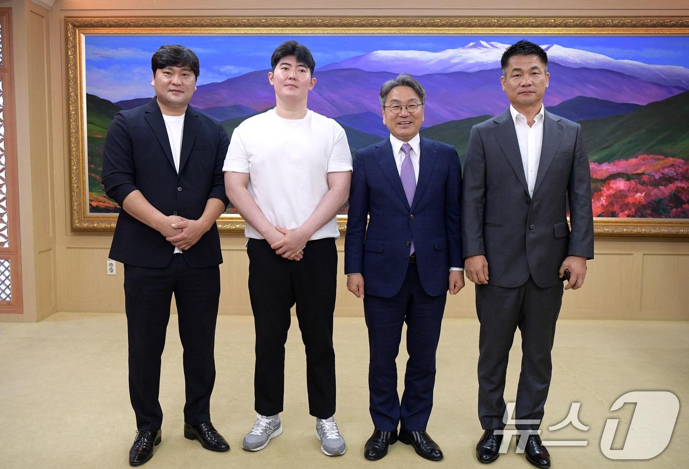 강기정 광주시장이 시청 비즈니스룸에서 기록적인 폭우 속에서 이웃의 생명을 구해 ‘의로운 시민’으로 선정된 시민에게 표창패를 수여하고 기념촬영을 하고 있다. 왼쪽부터 정수연, 이장복 씨, 강기정 시장, 최승일 씨.&#40;광주시 제공. 재판매 및 DB 금지&#41; 