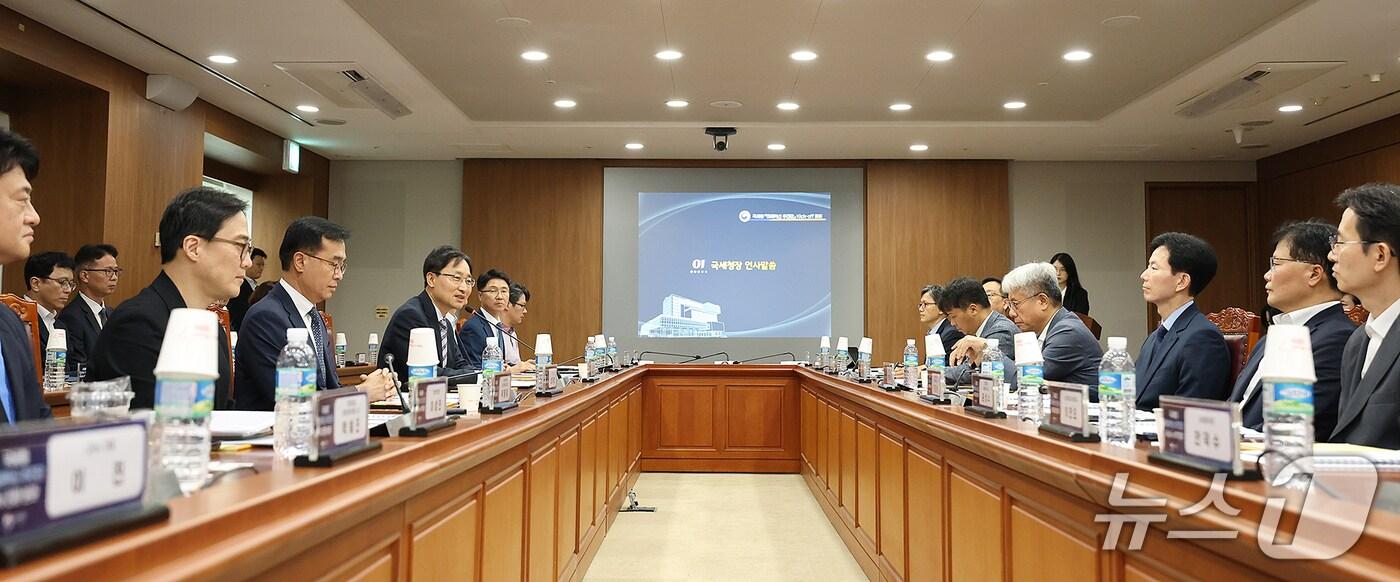 14일 서울지방국세청에서 열린 '미래혁신 추진단' 킥오프 회의에서 임광현 국세청장(왼쪽 네번째)이 발언하고 있다(국세청 제공). 2025.8.14/뉴스1