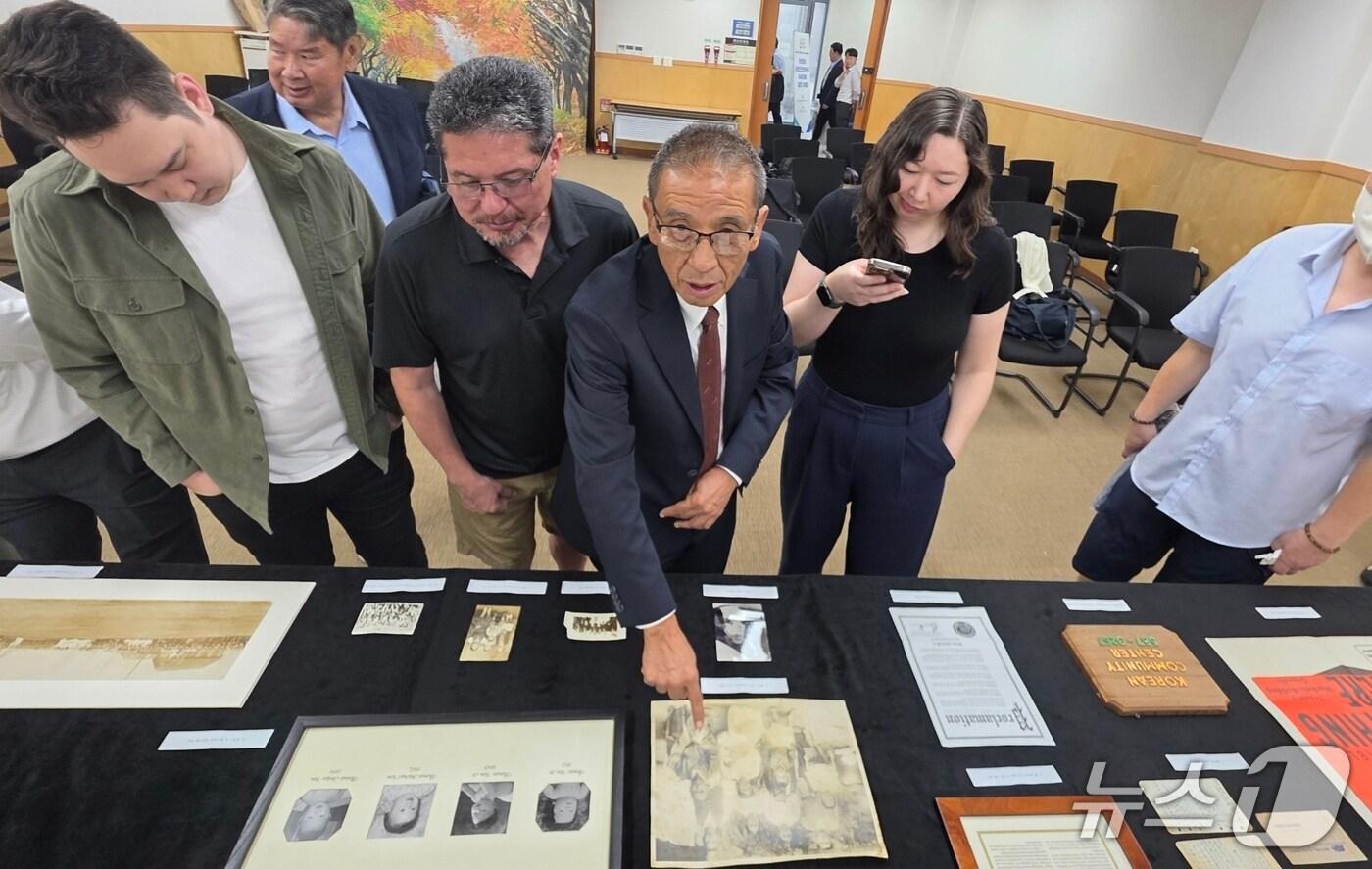 독립운동가 염만석 지사의 외증손자 마이클 김이 14일 독립기념관 밝은누리관에서 열린 기증자료 공개 행사에서 선조들의 발자취가 기록된 자료를 설명하고 있다. 2025.8.14. /뉴스1ⓒNews1 이시우 기자