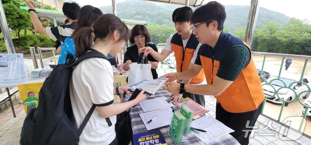 본문 이미지 - 검정고시 고사장 아웃리치 활동 모습. (연제구학교밖청소년지원센터 제공. 재판매 및 DB 금지)