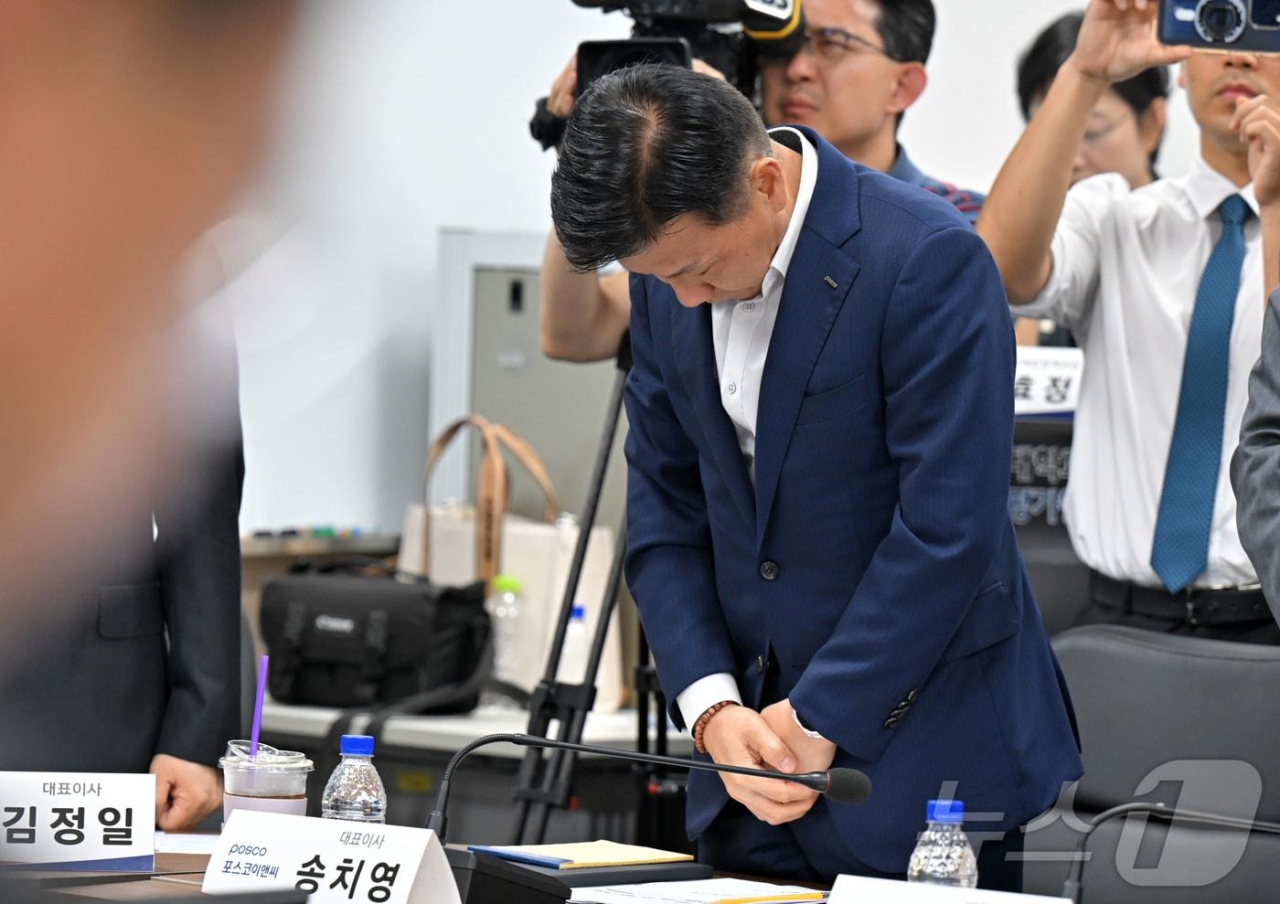 본문 이미지 - 송치영 포스코이앤씨 대표가 14일 오후 서울 중구 직업능력평가원에서 열린 중대재해 근절을 위한 20대 건설사 CEO 간담회에서 산업재해로 사망한 건설노동자들에 대한 묵념을 하고 있다. (공동취재) 2025.8.14/뉴스1 ⓒ News1 민경석 기자