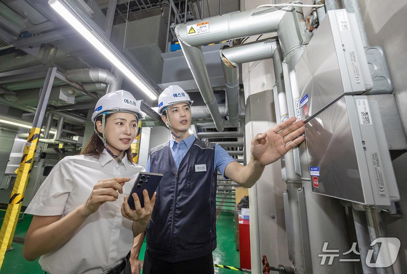 에스원 임직원이 블루스캔의 주요 기능을 설명하고 있다.(에스원 제공)
