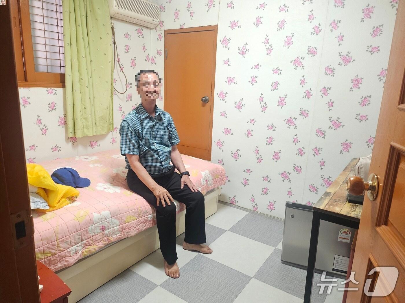 본문 이미지 - 무더위 쉼터에서 쉬고 있는 쪽방주민. (부산 동구 제공. 재판매 및 DB 금지)