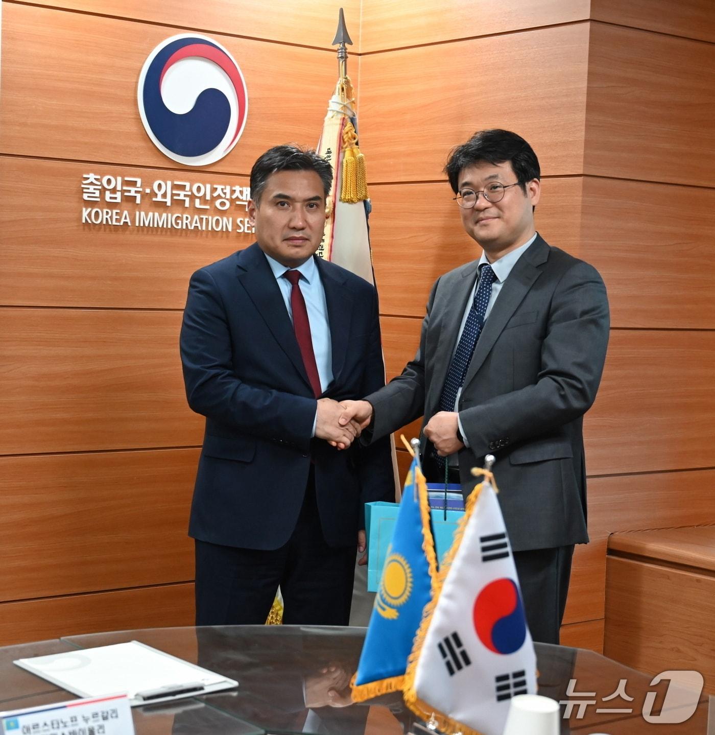 본문 이미지 - 김정도 법무부 출입국·외국인정책본부장 직무대리(오른쪽)는 지난 13일 예르타예프 아스카르베크 카자흐스탄 노동사회보호부 차관과 만나 양국 간 불법체류자 관리방안을 논의했다.2025.8.14./ⓒ 뉴스1(법무부 제공)