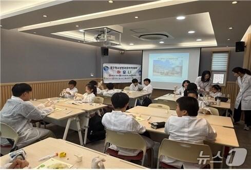 본문 이미지 - 청소년들이 7일 '찾아가는 보건환경체험교실'에 참가하고 있다. (부산 중구 제공. 재판매 및 DB 금지)