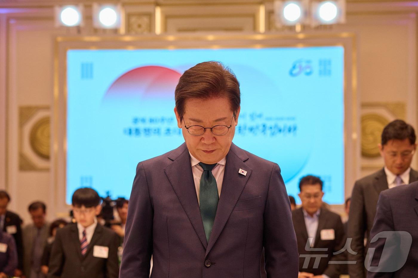 이재명 대통령이 14일 청와대 영빈관에서 열린 ‘광복 80주년, 대통령의 초대’ 행사에서 묵념을 하고 있다. &#40;대통령실 제공. 재판매 및 DB금지&#41; 2025.8.14/뉴스1 ⓒ News1 이재명 기자