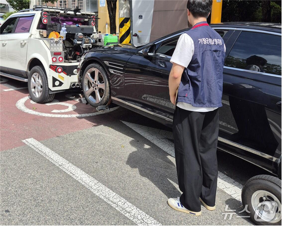 본문 이미지 - 기장군 38세금징수TF팀이 체납으로 압류 차량을 대상으로 강제견인을 진행하고 있다.(기장군청 제공. 재판매 및 DB금지)