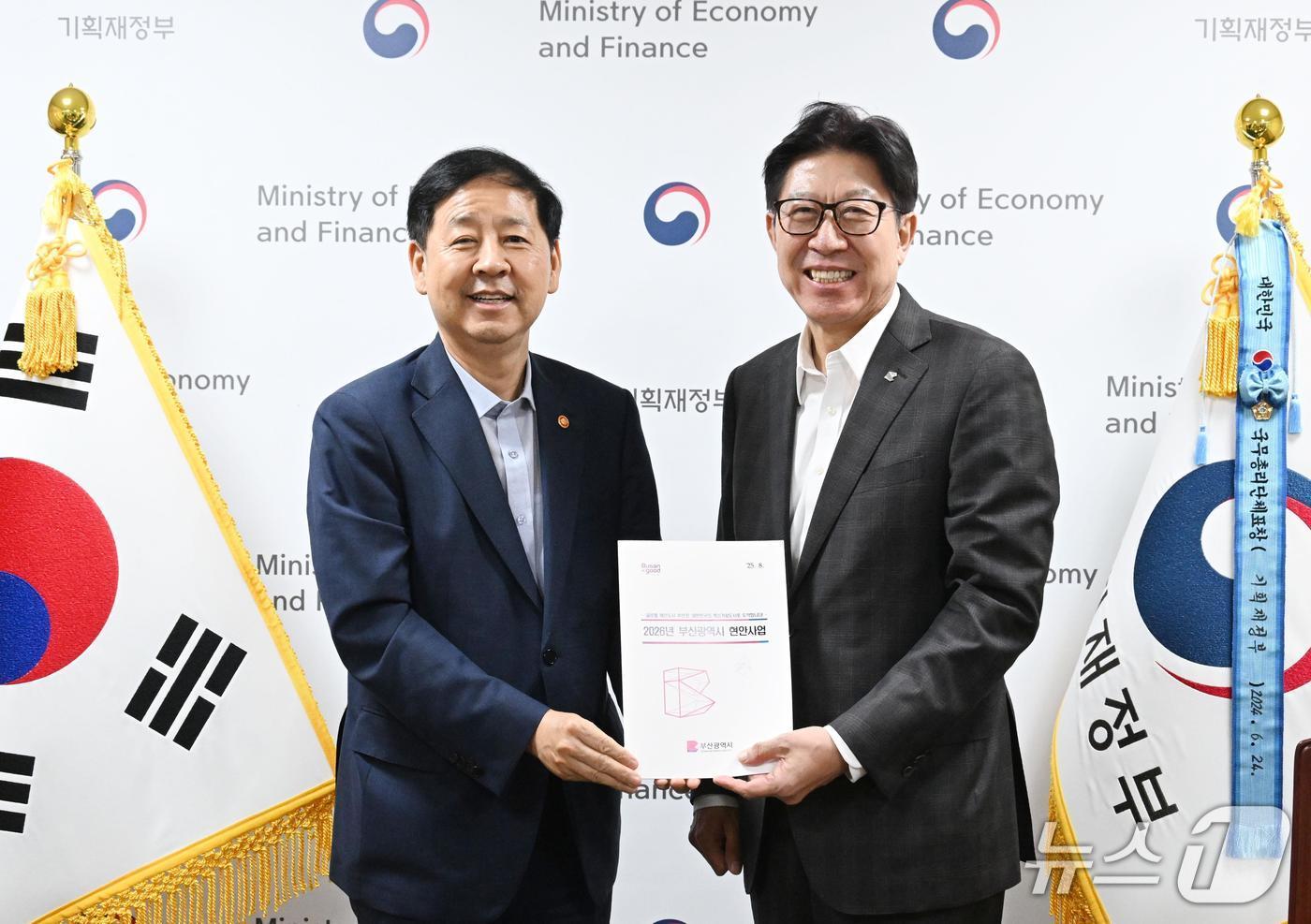 14일 박형준 부산시장&#40;오른쪽&#41;이 구윤철 경제부총리를 만나 2026년 국비 지원 요청을 하고 있다.&#40;부산시청 제공. 재판매 및 DB금지&#41;