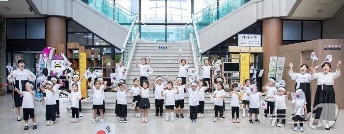 본문 이미지 - 대한독립 만세! 대한민국 만세! 금정구청 어린이집 원아들이 태극기를 흔들고 있다.&#40;금정구청 제공. 재판매 및 DB금지&#41;