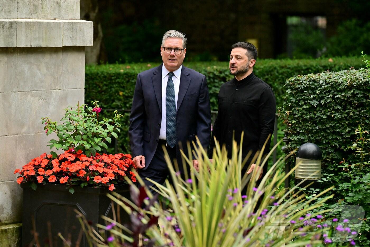 14일(현지시간) 영국 런던 다우닝가(총리 관저)에서 키어 스타머 영국 총리와 볼로디미르 젤렌스키 우크라이나 대통령이 함께 걸음을 옮기고 있다. 2025.08.14. ⓒ 로이터=뉴스1 ⓒ News1 윤다정 기자