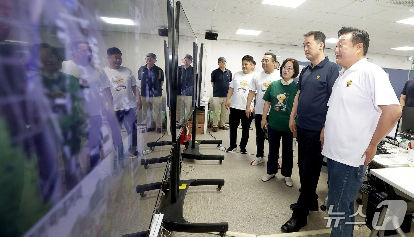 대전시의회 산업건설위원회 위원들이 교통종합상황실을 방문해 현황을 점검하고 있다.&#40;대전시의회 제공, 재판매 및 DB금지&#41;/뉴스1