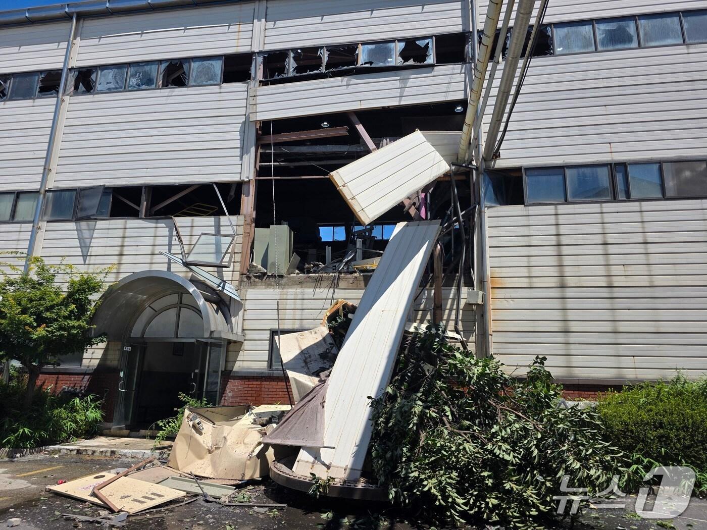 본문 이미지 - 정읍 에어탱크 폭발사고 현장.&#40;전북소방본부 제공. 재판매 및 DB금지&#41;