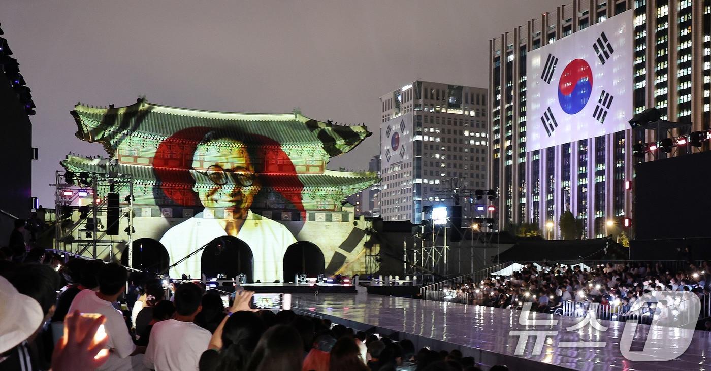 지난 14일 오후 경복궁 흥례문 광장에서 열린 광복 80년 전야제 &#39;우리는 빛이다&#39; 행사에서 점등 퍼포먼스가 진행되고 있다. 2025.8.14/뉴스1 ⓒ News1 박지혜 기자