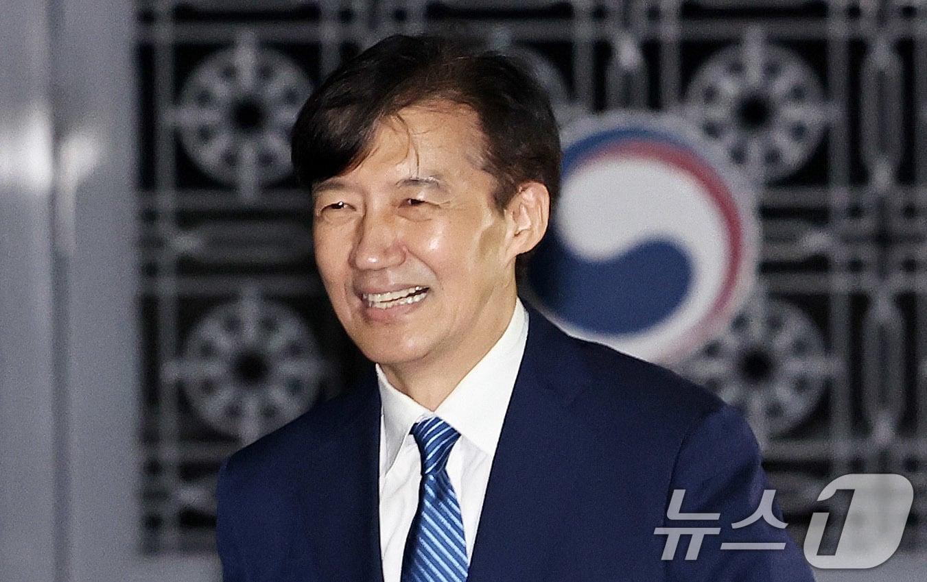 본문 이미지 - 이재명 정부 첫 특별사면·복권 대상에 오른 조국 전 조국혁신당 대표가 지난 15일 새벽 구로구 서울남부구치소를 나서고 있다. 2025.8.15/뉴스1 ⓒ News1 구윤성 기자