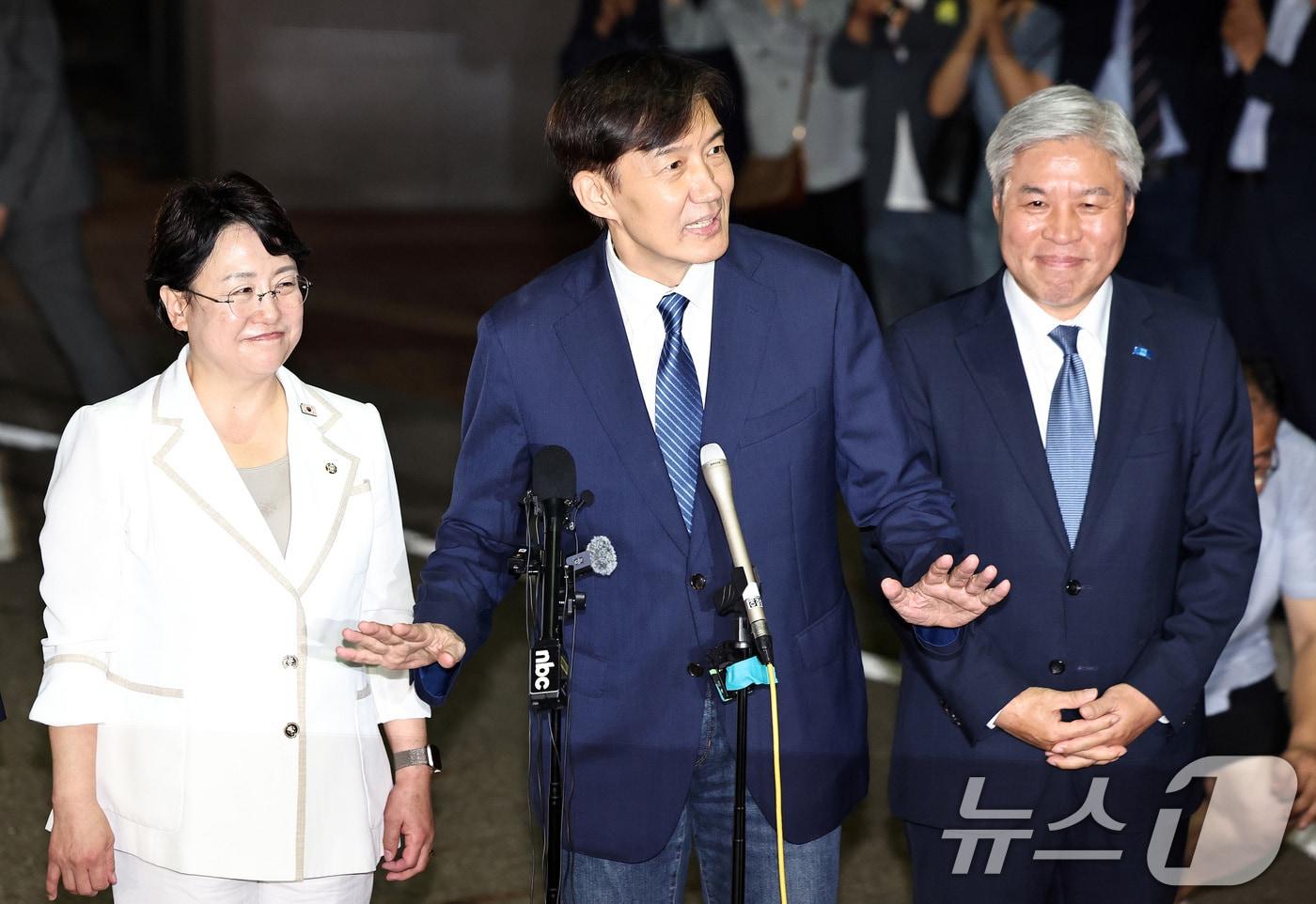 이재명 정부 첫 특별사면·복권 대상에 오른 조국 전 조국혁신당 대표가 15일 새벽 구로구 서울남부구치소를 나서며 지지자들에게 발언하고 있는 모습을 김선민 혁신당 당대표 권한대행(왼쪽), 서왕진 원내대표가 흐뭇한 표정으로 지켜 보고 있다.  2025.8.15/뉴스1 ⓒ News1 구윤성 기자