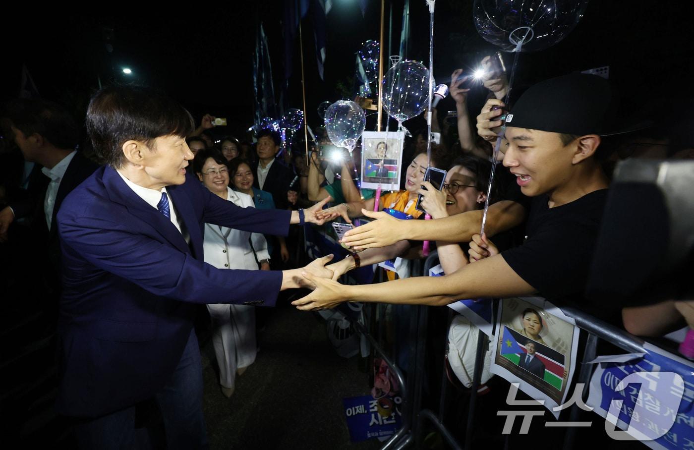 조국혁신당 조국 전 대표가 15일 서울 구로구 남부교도소에서 광복절 특별사면·복권 조치로 출소하며 지지자들과 인사하고 있다. (공동취재) 2025.8.15/뉴스1 ⓒ News1 구윤성 기자