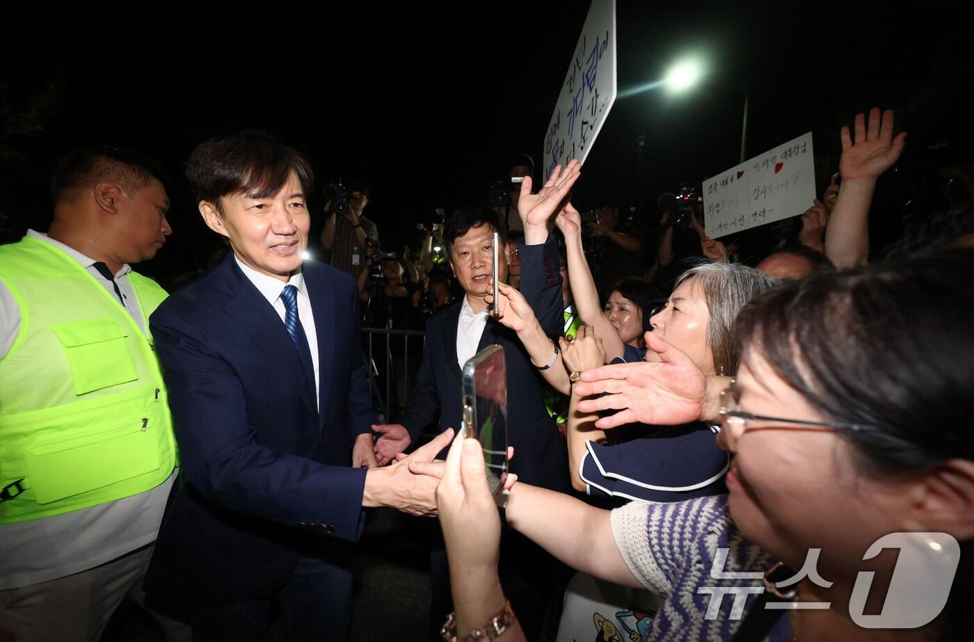 조국혁신당 조국 전 대표가 15일 서울 구로구 남부교도소에서 광복절 특별사면·복권 조치로 출소하며 지지자들과 인사하고 있다. &#40;공동취재&#41; 2025.8.15/뉴스1 ⓒ News1 구윤성 기자