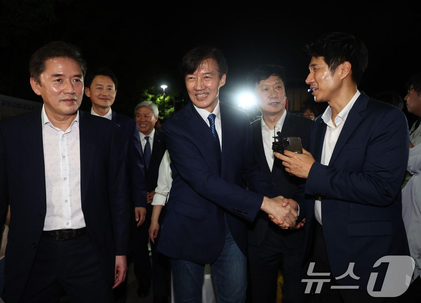 본문 이미지 - 조국혁신당 조국 전 대표가 15일 서울 구로구 남부교도소에서 광복절 특별사면·복권 조치로 출소하며 지지자들과 인사하고 있다. (공동취재) 2025.8.15/뉴스1 ⓒ News1 구윤성 기자