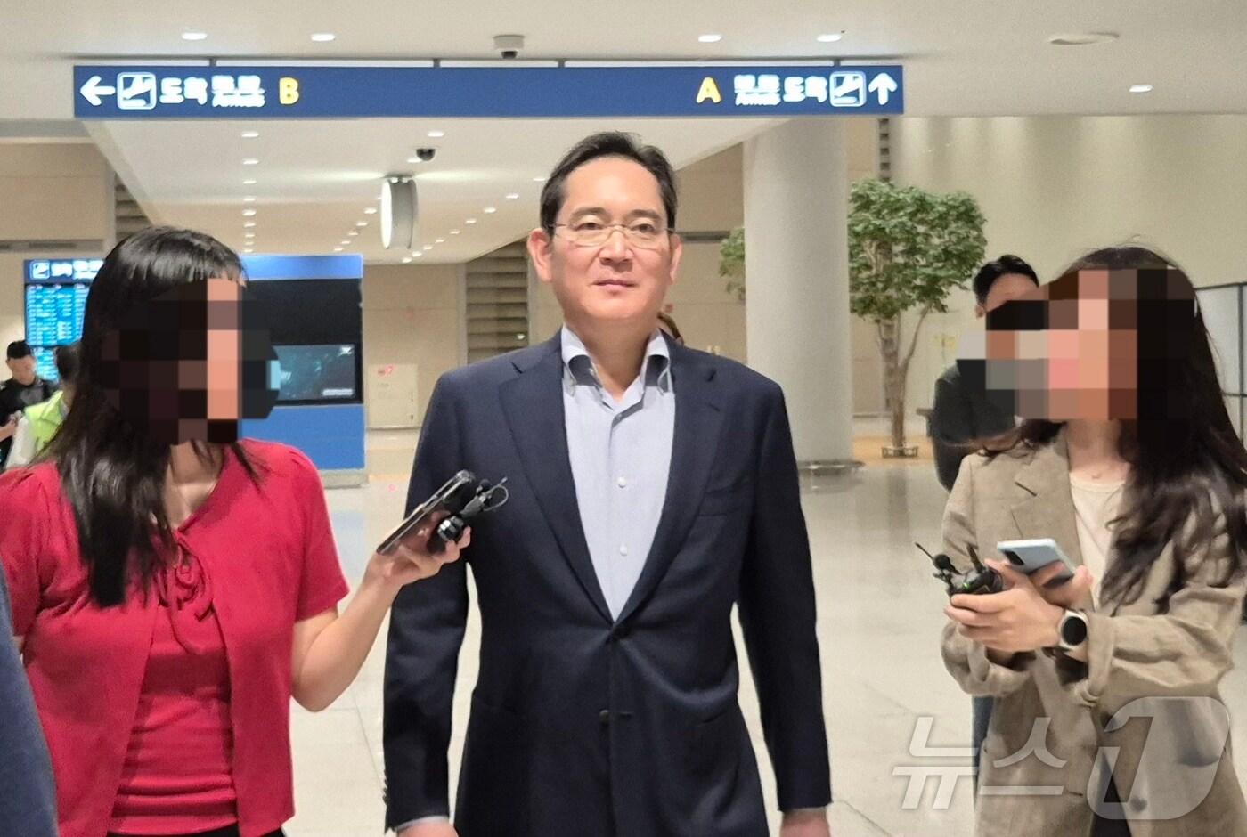 이재용 삼성전자 회장이 15일 오전 0시 49분 미국 출장을 마치고 인천국제공항에 도착해 입국장을 떠나고 있다. 2025.8.15 ⓒ News1 최동현 기자