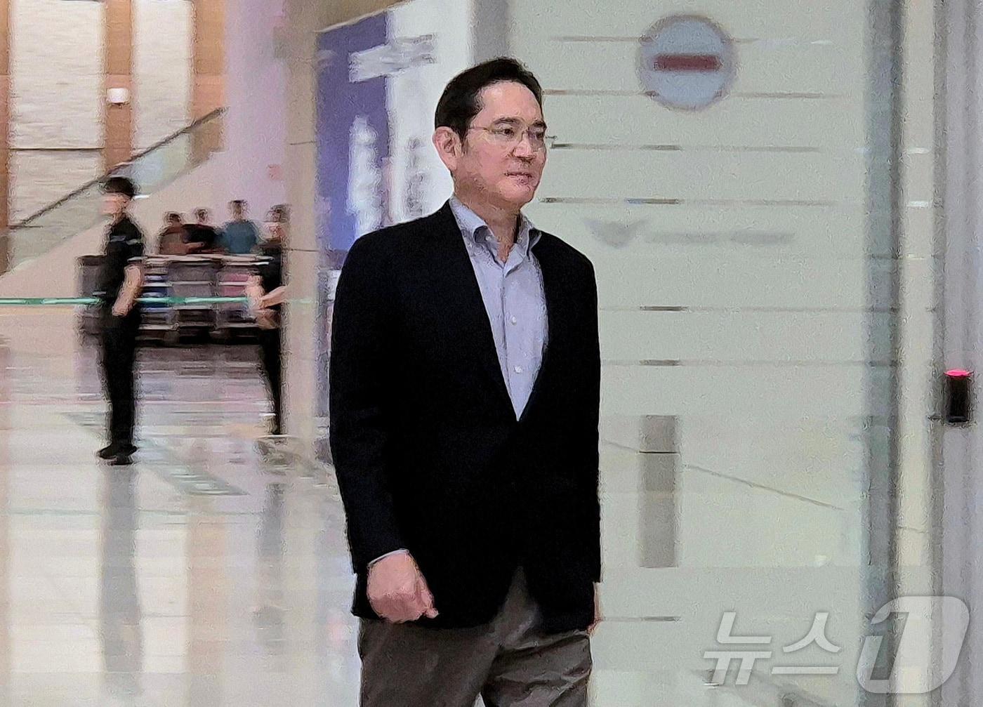 본문 이미지 - 이재용 삼성전자 회장이 15일 새벽 미국 출장을 마치고 인천국제공항을 통해 귀국하고 있다. 2025.8.15/뉴스1 ⓒ News1 최동현 기자