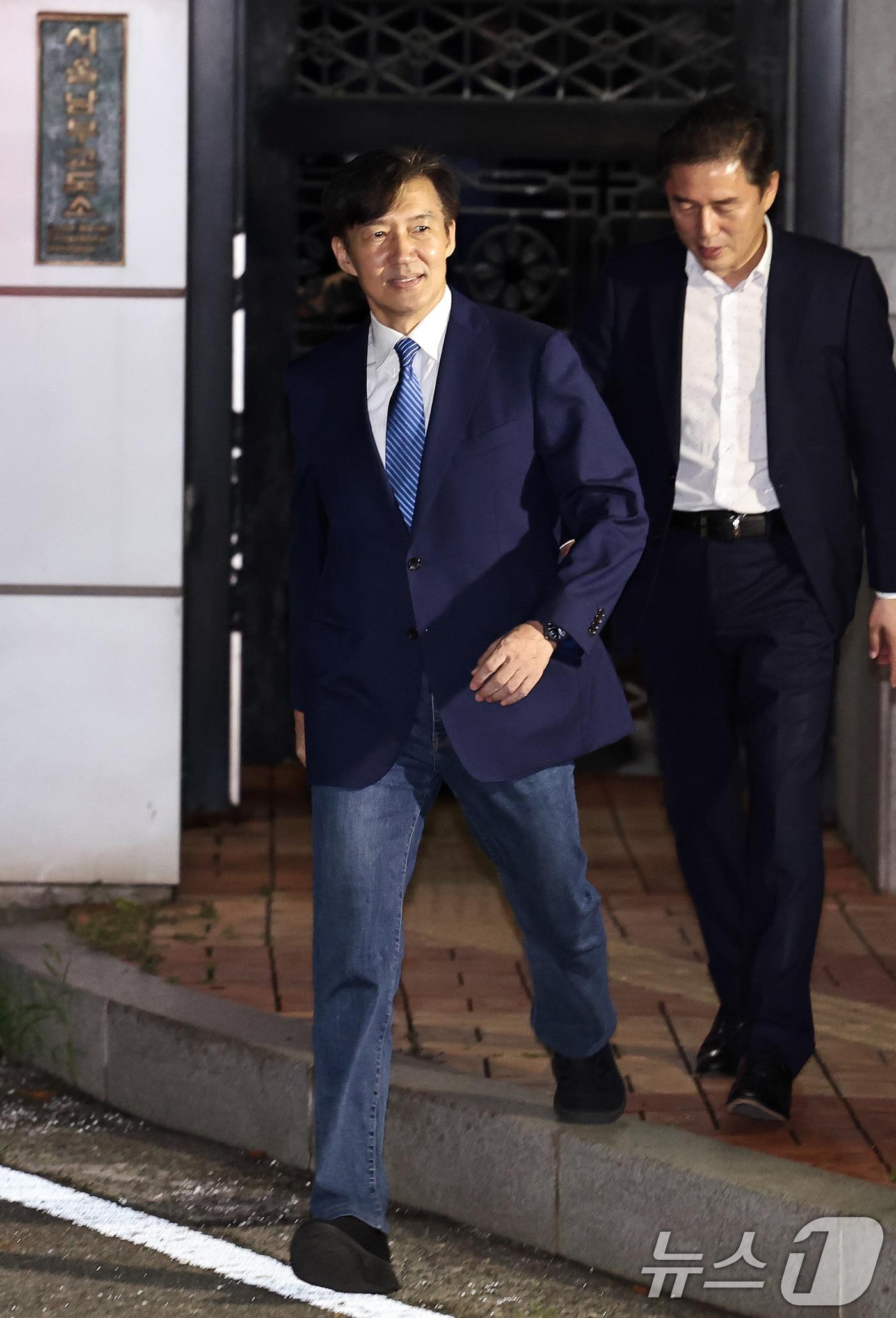 본문 이미지 - 이재명 정부 첫 특별사면·복권 대상에 오른 조국 전 조국혁신당 대표가 15일 새벽 구로구 서울남부구치소를 나서고 있다. 2025.8.15/뉴스1 ⓒ News1 구윤성 기자