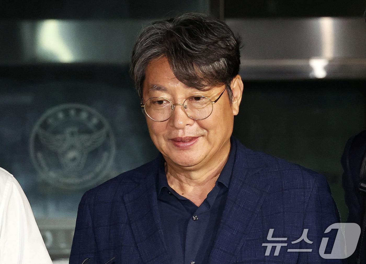 본문 이미지 - 주식 차명거래 의혹이 제기된 이춘석 무소속 의원이 지난 15일 새벽 서울 마포구 서울경찰청 금융범죄수사대에서 조사를 마친 뒤 나서고 있다. 2025.8.15/뉴스1 ⓒ News1 구윤성 기자