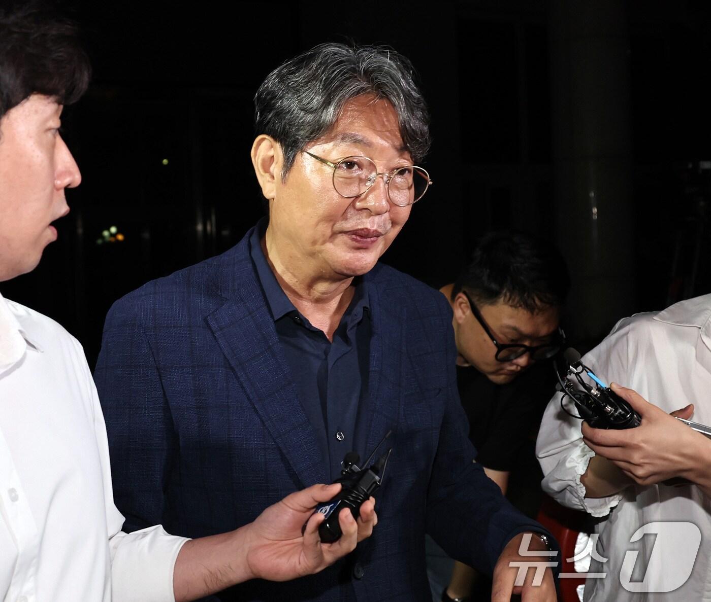 본문 이미지 - 주식 차명거래 의혹이 제기된 이춘석 무소속 의원이 15일 새벽 서울 마포구 서울경찰청 금융범죄수사대에서 조사를 마친 뒤 나서고 있다. 2025.8.15/뉴스1 ⓒ News1 구윤성 기자