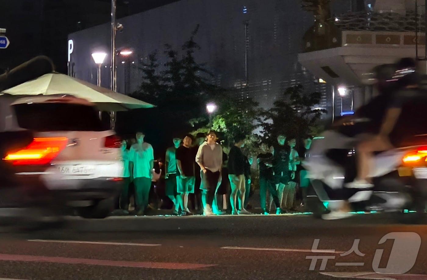 15일 새벽, 충남 아산시 배방읍 배방역 사거리에서 구경꾼들이 폭주를 기다리고 있다. 2025.8.15. /뉴스1 ⓒ News1 이시우 기자