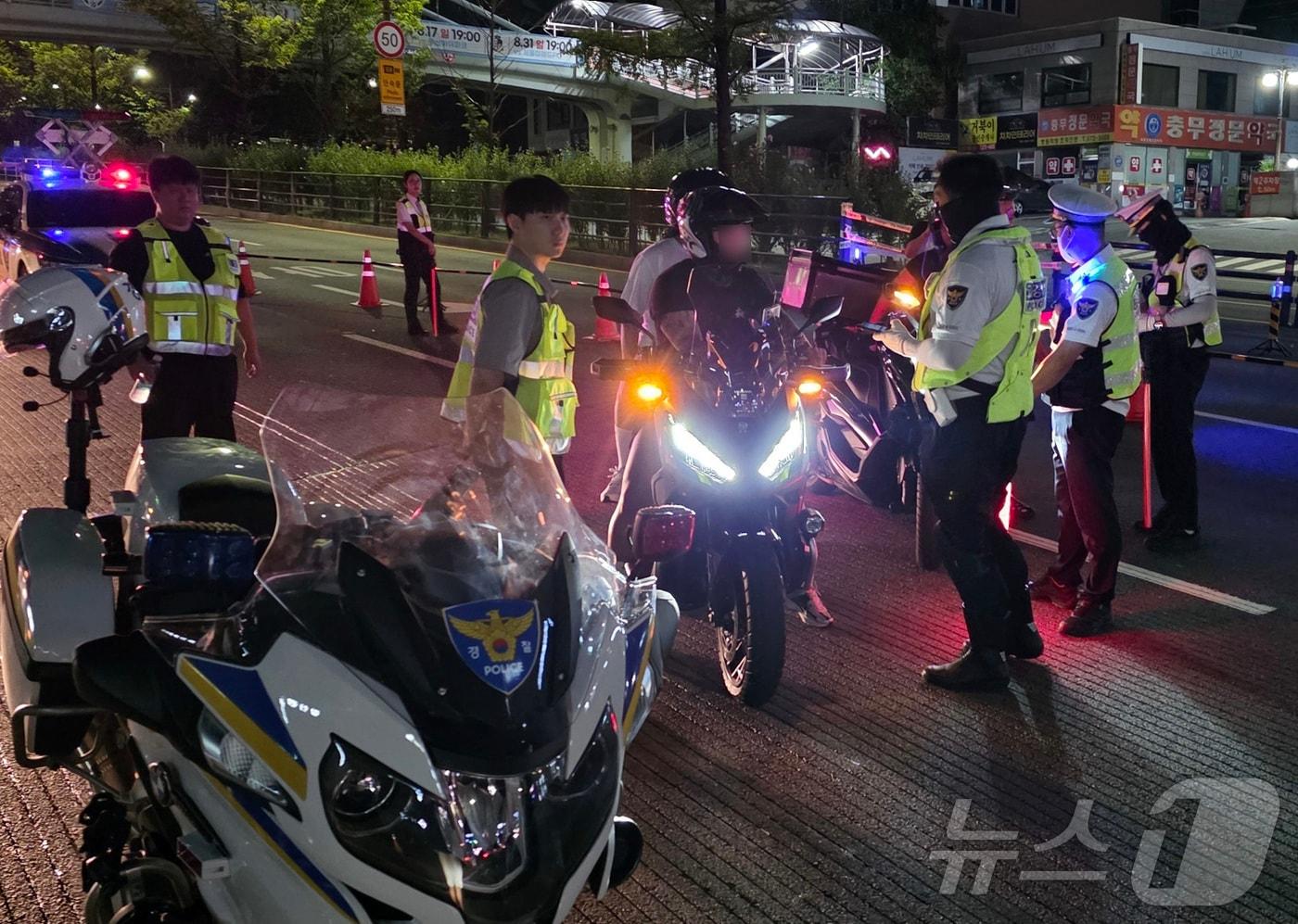 본문 이미지 - 충남 천안시 쌍용동 일봉사거리에서 폭주 단속에 나선 경찰이 오토바이 운전자를 상대로 검문하고 있다. ⓒ 뉴스1 이시우 기자