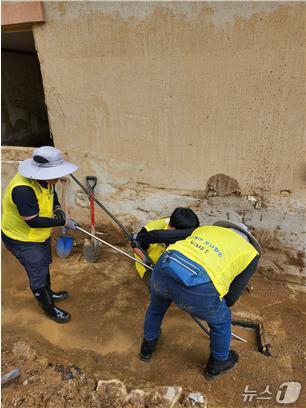 본문 이미지 - 산청 집중호우 피해지역에 수해복구 봉사를 실시하고 있다.(한국해양수산연수원 제공. 재판매 및 DB금지)