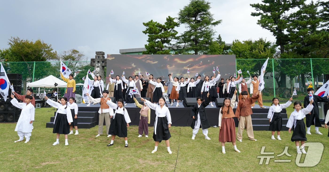 지난해 10월6일 서귀포시 중문중학교 운동장에서 거행한 '무오법정사 항일항쟁 106주기 기념식'.(제주도 제공. 재판매 및 DB 금지)