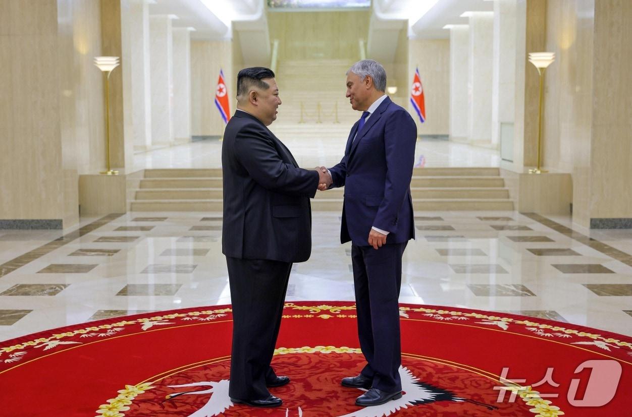 본문 이미지 - (평양 노동신문=뉴스1) = 북한 노동당 기관지 노동신문은 김정은 북한 노동당 총비서가 14일 평양에서 블라디미르 푸틴 러시아 대통령의 측근인 바체슬라프 볼로딘 러시아 국가두마(하원) 의장과 만났다고 보도했다.[국내에서만 사용가능. 재배포 금지. DB 금지. For Use Only in the Republic of Korea. Redistribution Prohibited] rodongphoto@news1.kr