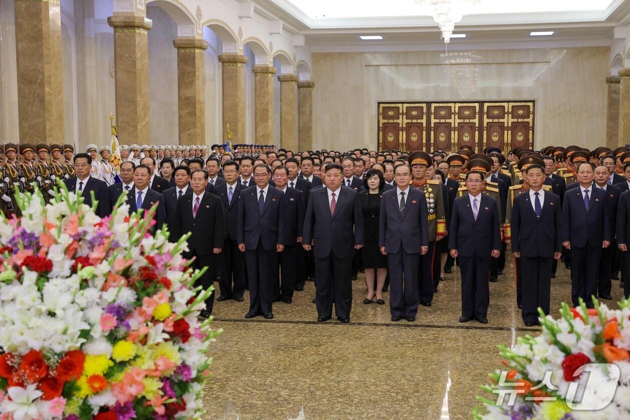 본문 이미지 - &#40;평양 노동신문=뉴스1&#41; = 북한 노동당 기관지 노동신문은 15일 &#34;조선노동당 총비서이시며 조선민주주의인민공화국 국무위원장이신 경애하는 김정은 동지께서 조국해방 80돌&#40;주년&#41;에 즈음하여 8월 14일 금수산태양궁전을 찾았다&#34;라고 보도했다.[국내에서만 사용가능. 재배포 금지. DB 금지. For Use Only in the Republic of Korea. Redistribution Prohibited] rodongphoto@news1.kr