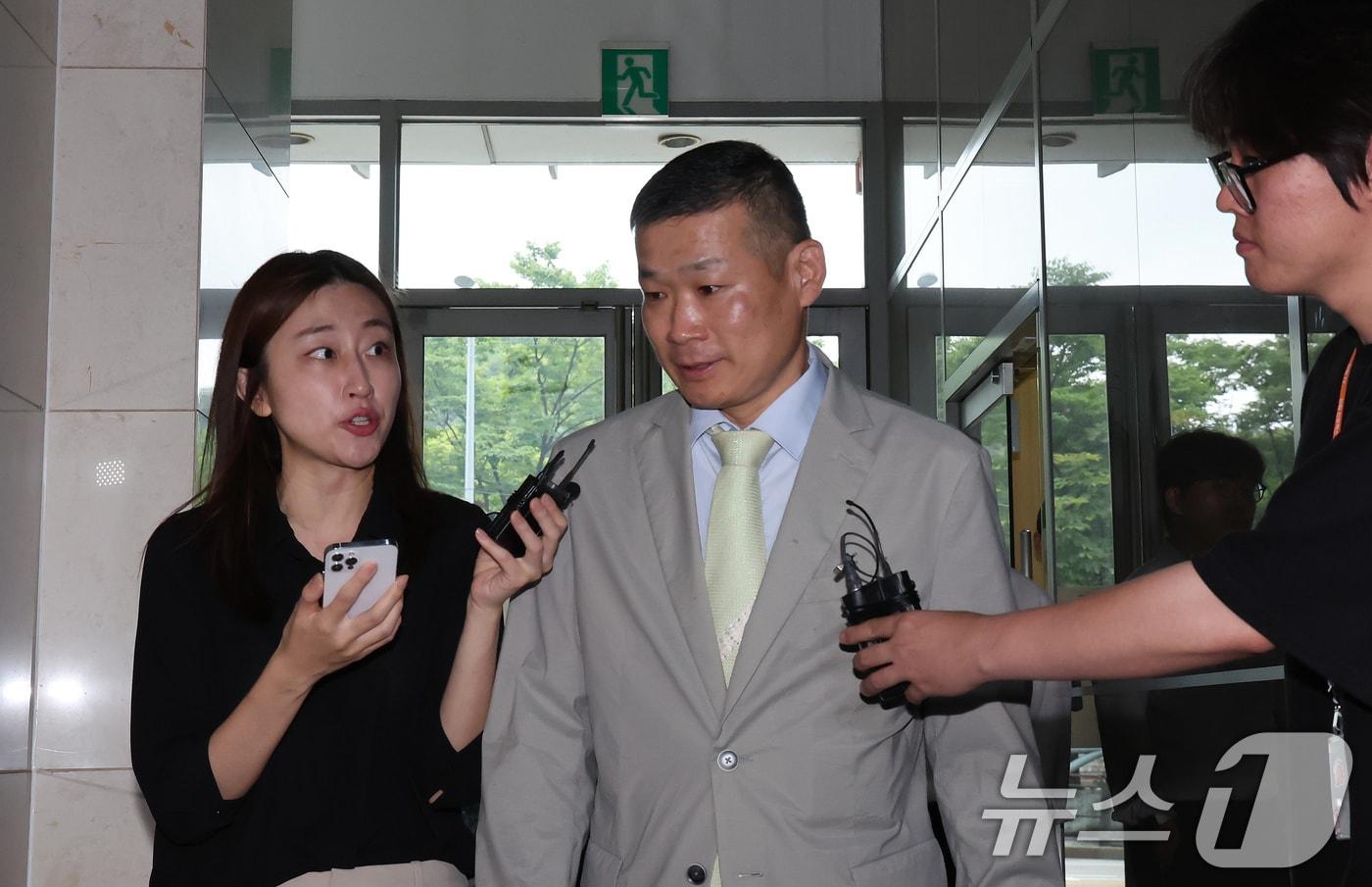 김동혁 전 국방부 검찰단장이 15일 오전 서울 서초구 순직해병 특검팀(이명현 특별검사) 사무실에서 피의자 신분 2차 조사를 받기 위해 출석하고 있다. 2025.8.15/뉴스1 ⓒ News1 장수영 기자