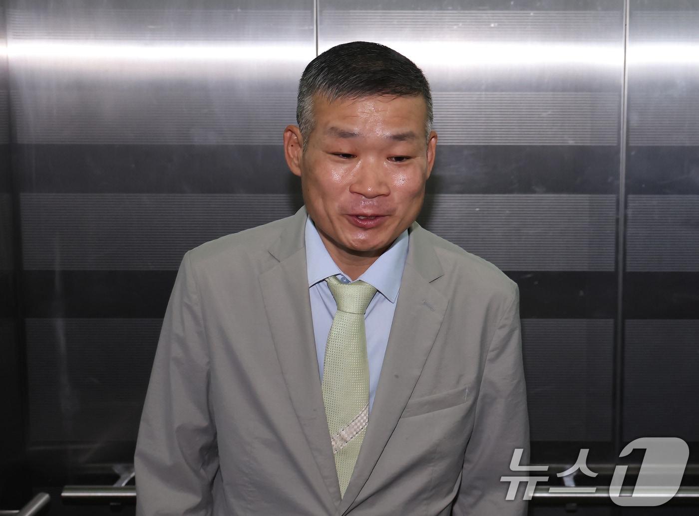 본문 이미지 - 김동혁 전 국방부 검찰단장이 15일 오전 서울 서초구 순직해병 특검팀(이명현 특별검사) 사무실에서 피의자 신분 2차 조사를 받기 위해 출석하고 있다. 2025.8.15/뉴스1 ⓒ News1 장수영 기자