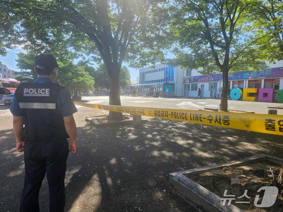 본문 이미지 - 구 안동역에 폭발물 설치 신고가 들어와 경찰이 인근을 통제하고 있다&#40;독자제공. 재판매 및 DB 금지&#41;2025.8.15/뉴스1