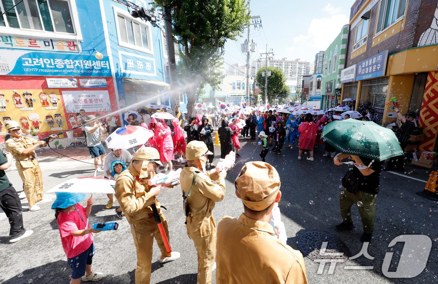 광복 80주년인 15일 광주 광산구 월곡동 고려인마을에서 고려인마을 주민, 학생등 400여명이 참여해 봉오동 전투 재현 거리 퍼포먼스를 진행하고 있다. 2025.8.15/뉴스1 ⓒ News1 김태성 기자