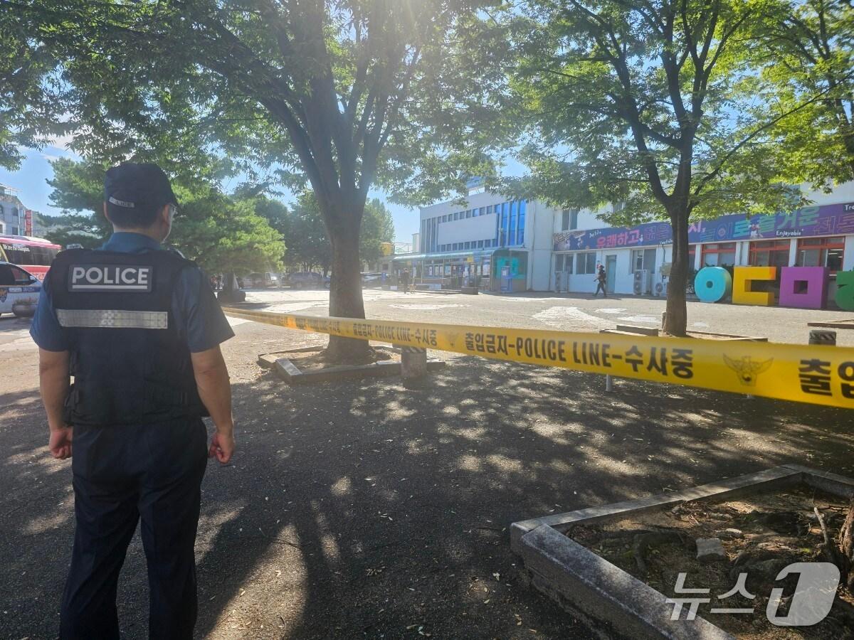 본문 이미지 - 구 안동역에 폭발물 설치 신고가 들어와 경찰이 인근을 통제하고 있다&#40;독자제공. 재판매 및 DB 금지&#41;2025.8.15/뉴스1