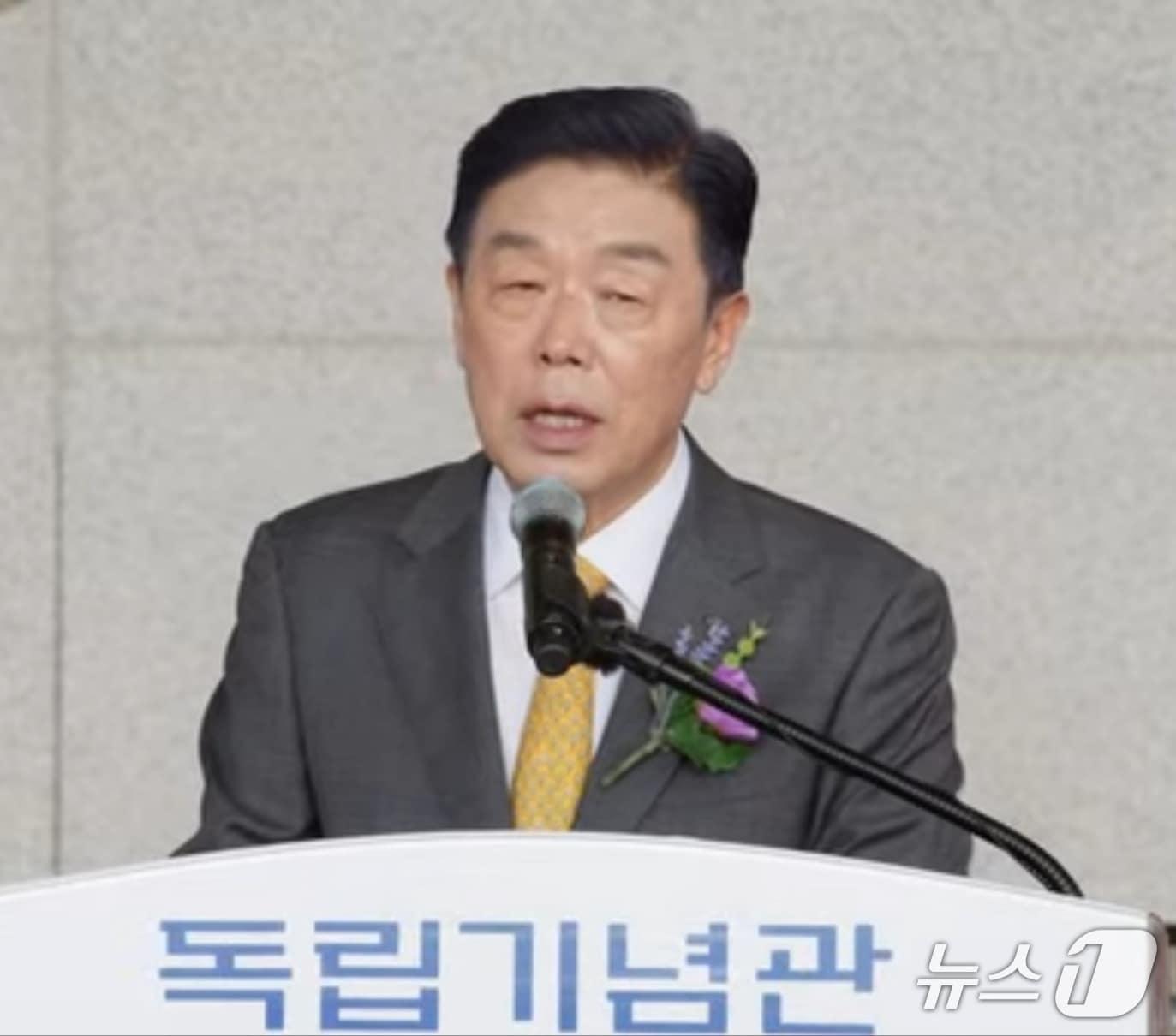 본문 이미지 - 기념사하는 김형석 관장. /뉴스1