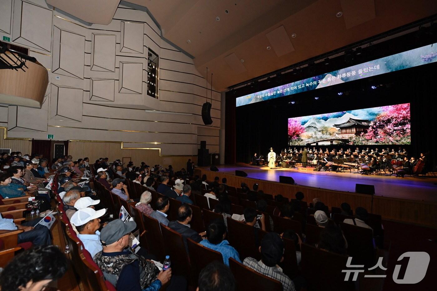 15일 전북 남원시 춘향문화예술회관 대공연장에서 광복 80주년 기념행사가 개최되고 있다.&#40;남원시 제공. 재판매 및 DB금지&#41;/뉴스1