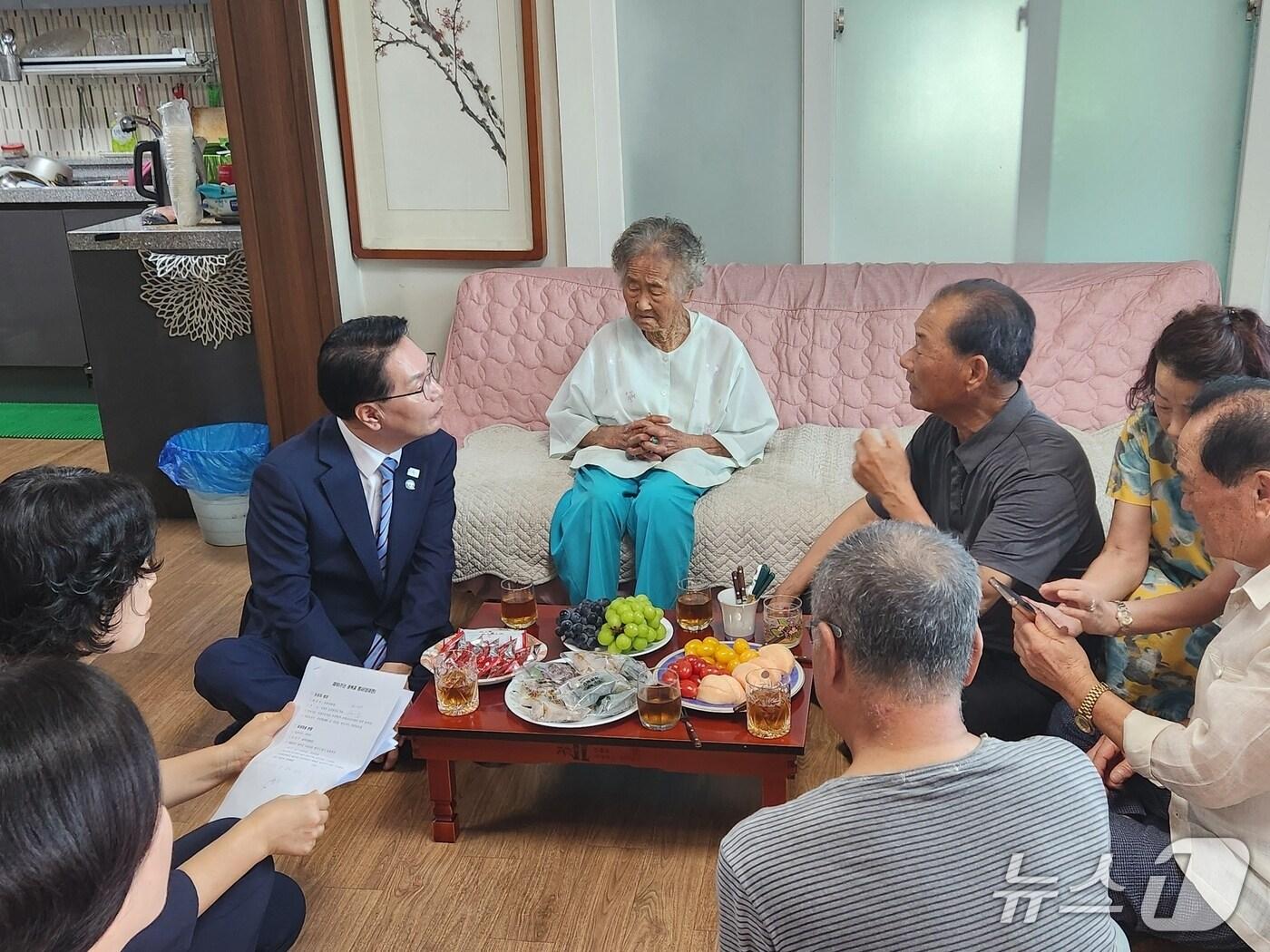 본문 이미지 - 심덕섭 고창군수 독립운동가 후손 위문 사진.&#40;고창군 제공. 재판매 및 DB금지&#41;