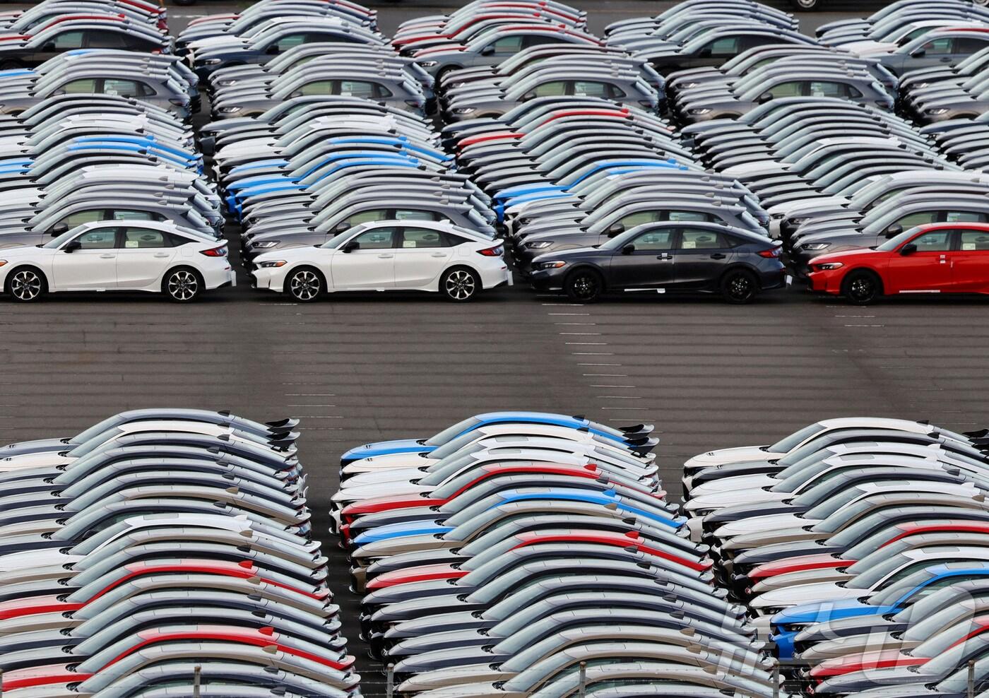 일본 요코하마 산업항의 차량 보관 야적장에 줄지어 주차된 혼다 차량 ⓒ 로이터=뉴스1